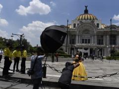 Las quinceañeras toman fotografías en las calles de la Ciudad de México. Fotografía: María Ruiz.