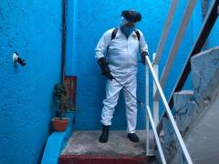 Brigadista sanitizan escaleras de la Unidad Habitacional. Fotografía: Facebook Territorial Santa Cruz-Quetzalcóatl Alcaldía Iztapalapa.