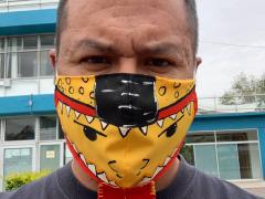 Selfie de Carlos usando el cubrebocas de tecuani. Fotografía: Carlos Dávila.