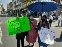 Tres manifestantes exigen salud y espacios de trabajo. Fotografía: Triquis Cdmx.