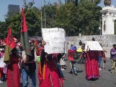 Manifestantes frente al Hemiciclo a Juárez. Fotografía: Triquis Cdmx.