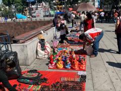 Comunidad Triqui montan sus puestos con productos artesanales afuera de una de las entradas a la estación Hidalgo del metro. Fotografía: Triquis Cdmx.