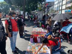 Comunidad Triqui vende sus productos cerca la estanción Pino Suárez, del metro. Fotografía: Triquis Cdmx.