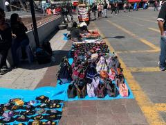 Comunidad Triqui vende sus productos afuera de una de las entradas a la estación Pino Suárez, del metro. Fotografía: Triquis Cdmx.