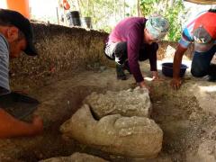 Verónica Vázquez (centro) excava la escultura del Preclásico Medio (1000-700 a.C.) en la periferia de Aguada Fénix. Fotografía: Proyecto de Salvamento Arqueológico AIFA-INAH.
