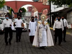 Procesión del Santísimo con peregrinos con cubrebocas. Fotografía: IQ Redacción.