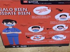 Infografía Úsalo bien, cuídate bien, con personal médico masculino, estación División del Norte, metro CdMx. Fotografía Gloria Elisa Melgarejo García.