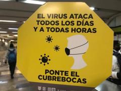 Letrero El virus ataca todos los días y a todas horas, estación de metro División del Norte, CdMx. Fotografía: Gloria Elisa Melgarejo García.
