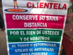 LonaEstimada clientela, mercado ambulante, Colonia Letrán Valle, CdMx. Fotografía: Gloria Elisa Melgarejo García..