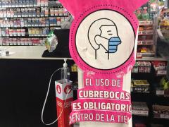 Aviso El uso de cubrebocas es obligatorio dentro de una tienda OXXO, Benito Juárez, CdMx. Fotografía: Gloria Elisa Melgarejo García.