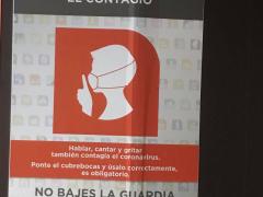 Aviso Callados prevenimos contagios, estación de metro División del Norte, CdMx. Fotografía: Gloria Elisa Melgarejo García.