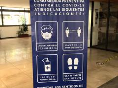 Anuncio Como medida preventiva contra el COVID-19 atiende las siguientes indicaciones, Instituto de Investigaciones Históricas e Instituto de Investigaciones Estéticas, UNAM. Fotografía: Gloria Elisa Melgarejo García.
