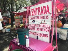 Puesto de sanitización acompañado por lonas con grandes letras llamativas, entrada tianguis Colonia Letrán Valle, Benito Juárez, CdMx. Fotografía: Gloria Elisa Melgarejo García.