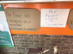 Carteles escritos a mano anuncian medidas de prevención, tienda de abarrotes, Colonia San Simón, CdMx. Fotografía: Gloria Elisa Melgarejo García.