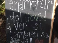 Pizarra "Me voy a enamorar del COVID a ver si también se va", restaurante Proyecto Gourment, Colonia Letrán Valle, CdMx. Fotografía: GLoria Elisa Melgarejo García.
