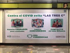 Espectacular Contra el COVID evita "Las tres C", estación de metro División del Norte, CdMx. Fotografía: Gloria Elisa Melgarejo García.