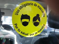 Aviso Uso obligatorio de mascarilla. Por tu salud, por la nuestra, interior de taxi BEAT, Colonia Letrán Valle, CdMx. Fotografía: Gloria Elisa Melgarejo García.