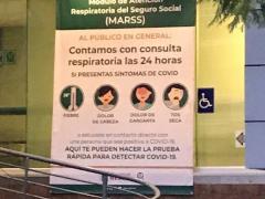 Póster Módulo de Atención Respiratoria del Seguro Social (MARSS), Clínica Familiar IMSS 26, Colonia Hipódromo, CdMx. Fotografía: Gloria Elisa Melgarejo García.