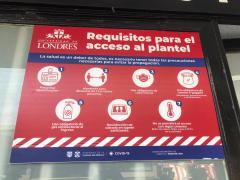 Anuncio "Requisitos para el acceso al plantel", Universidad de Londres, Av. de los Insurgentes Sur 317, Colonia Hipódromo, CDMX. Fotografía: Gloria Elisa Melgarejo García.