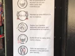 Lona descriptiva de las medidas de prevención de COVID-19, interior de la librería Porrúa, Av. Insurgentes Sur 357-B, Hipódromo Condesa, CDMX. Fotografía: Gloria Elisa Melgarejo García.