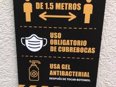 Cartel Manténa sana distancia, Cafebrería El Péndulo, Av. Nuevo León, Colonia Condesa, CdMx. Fotografía: Gloria Elisa Melgarejo García.
