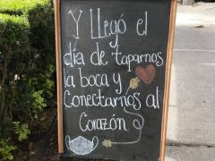 Letrero "Y llegó el día de taparnos la boca y conectarnos al corazón", restaurante "Proyecto Gourmet", Dr. José María Vértiz 1211, Colonia Letrán Valle, CdMx. Fotografía: Gloria Elisa Melgarejo García.
