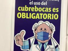 Cartel "Por disposición oficial, el uso del cubrebocas es obligatorio", Farmacias Similares, Calle Ángel Urraza casi esquina con Dr. José María Vértiz, Colonia Vértiz Narvarte, CdMx. Fotografía: Gloria Elisa Melgarejo García.