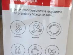 Cartel "Evita usar objetos innecesarios en momentos de contingencia epidemiológica", Banco Santander, Av. Insurgentes Sur 476, Colonia Roma Sur, CdMx. Fotografía: Gloria Elisa Melgarejo García.