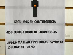 Aviso Seguimos en contingencia, Vision Office Grupo Papelero, calle Xochicalco esquina con Matías Romero, CdMx. Fotografía: Gloria Elisa Melgarejo García.