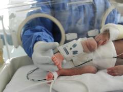 Una enfermera examina a un bebé en un hospital de Toluca. Fotografía: Barcroft Media.