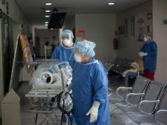 Trabajadores del área de la COVID-19 trasladan a un bebé en un hospital en Ciudad de México. Fotografía: Mónica González.