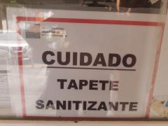 Letrero "Cuidado, tapete sanitizante", Villa Olímpica, CdMx. Fotografía: Amanda Isabel Rivera Omaña.