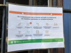 Letrero "La Ciudad de México está en semáforo naranja con alerta", en restaurante La Vienet, Coyoacán, CdMx. Fotografía: Amanda Isabel Rivera Omaña.