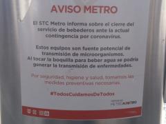 Aviso de suspensión del servicio de bebederos dentro del STC Metro. Fotografía: Stephanie Romero Faz.