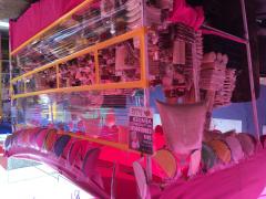 Anuncio sobre uso de cubrebocas en puesto de dulces mexicanos, Tianguis en la Colonia Juan Escutia. Fotografía: Stephanie Romero Faz.