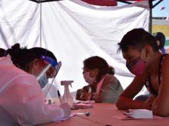 Fotografía con personal del Programa de Vigilancia Apidemiológica en Tianguis de Iztapalapa.