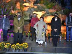 Fotografía de la alcaldesa Clara Brugada Molina y otros funcionarios en homenaje, alcaldía Iztapalapa.