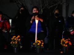 Fotografía de familiares que dedican algunas emotivas palabras en homenaje, alcaldía Iztapalapa.