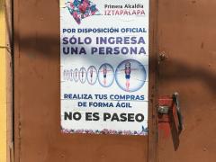 Cartel "Por disposición oficial sólo ingresa una persona", recaudería, Alcaldía Iztapalapa. Fotografía: Stephanie Romero Faz.