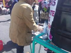 Hombre utiliza lavamanos en de las calles Colorines y Trigo. Fotografía: Facebook Alcaldía Iztapalapa.