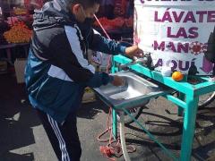 Hombre utiliza lavamanos en de las calles Colorines y Trigo. Fotografía: Facebook Alcaldía Iztapalapa.