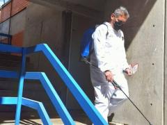 Hombre sanitiza escaleras. Fotografía: Facebook Alcaldía Iztapalapa.