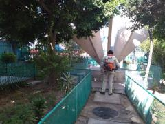 Hombre sanitiza escultura en parque. Fotografía: Facebook Alcaldía Iztapalapa.
