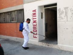 Hombre sanitiza entrada de edificio Florentina. Fotografía: Facebook Alcaldía Iztapalapa.
