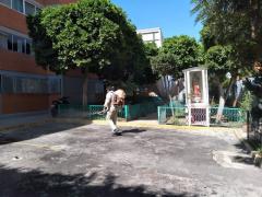 Hombre sanitiza área común. Fotografía: Facebook Alcaldía Iztapalapa.
