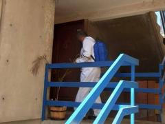 Hombre sanitiza pasillo. Fotografía: Facebook Alcaldía Iztapalapa.