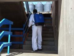 Hombre sanitiza pasillo. Fotografía: Facebook Alcaldía Iztapalapa.