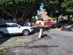 Hombre sanitiza estacionamiento. Fotografía: Facebook Alcaldía Iztapalapa.