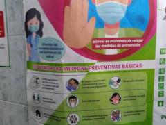 Cartel que invita a tomar medidas para evitar el contagio por COVID-19. Fotografía: Stephanie Romero Faz