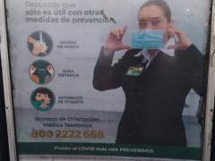 Mampara publicitaria con anuncio titulado “Cuídate del COVID-19 con un consejo de PREVENIMSS”. Fotografía: Stephanie Romero Faz.